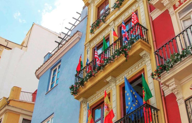 Can foreigner buy property in Spain